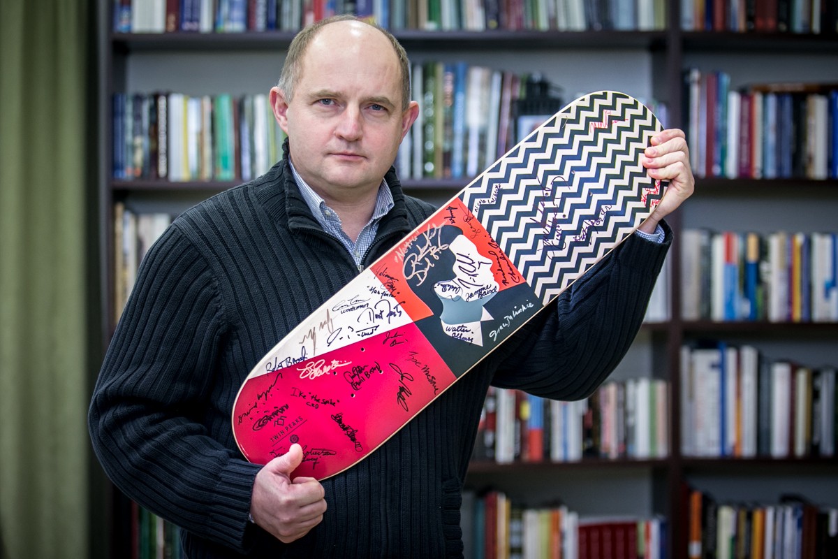 Marszałek Piotr Całbecki trzymający kolekcjonerską deskorolkę z autografami twórców i aktorów serialu Twin Peaks, fot. Andrzej Goiński
