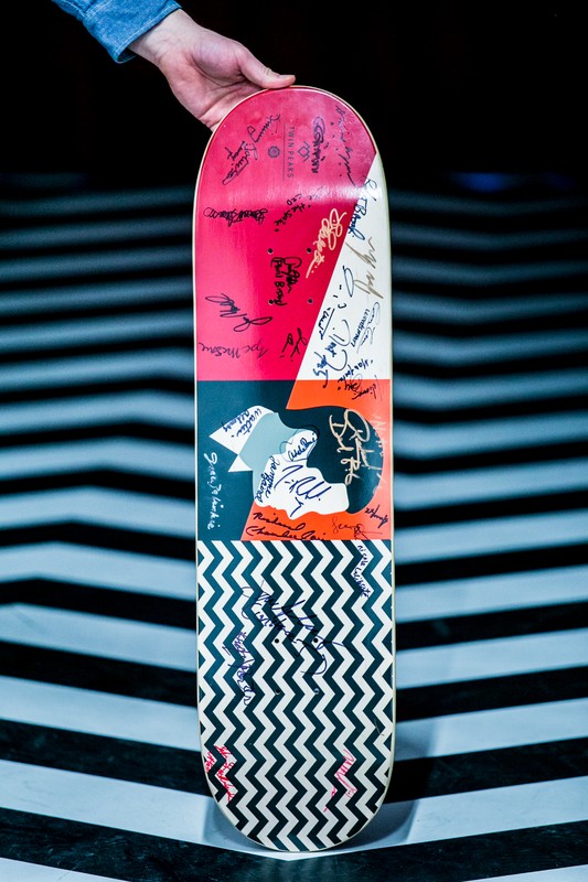 Kolekcjonerska deskorolka z autografami twórców i aktorów serialu Twin Peaks, fot. Andrzej Goiński