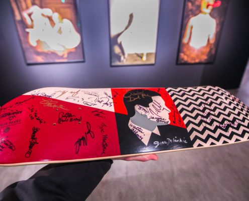 Kolekcjonerska deskorolka z autografami twórców i aktorów serialu Twin Peaks, fot. Andrzej Goiński