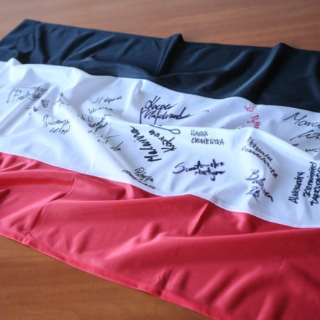 flaga województwa kujawsko-pomorskiego z autografami sportowców, fot. Andrzej Goiński