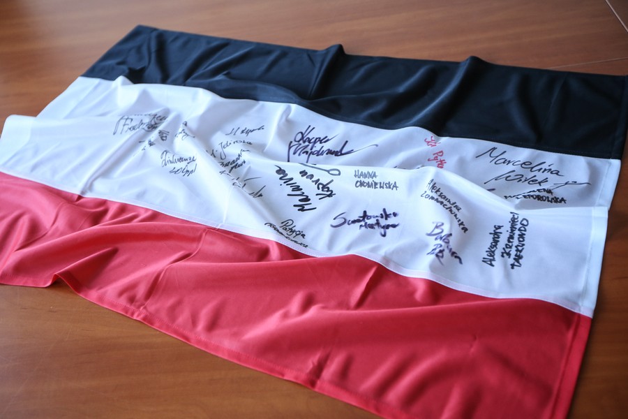 flaga województwa kujawsko-pomorskiego z autografami sportowców, fot. Andrzej Goiński