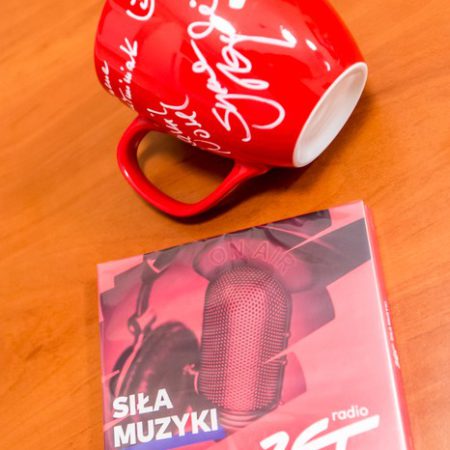 płyta CD i kubek z podpisami czołowych dziennikarzy stacji Radio Zet, fot. Andrzej Goiński